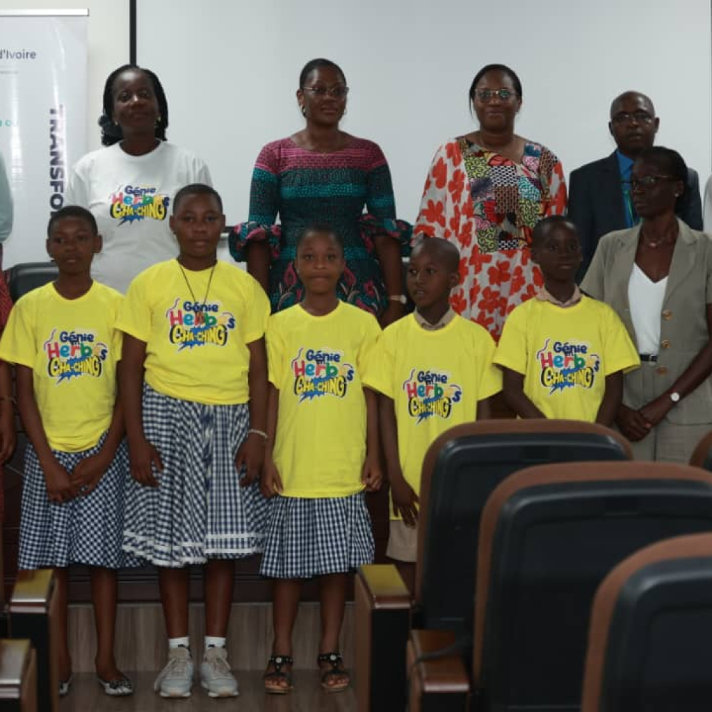 Photo de famille avec l'équipe lauréate