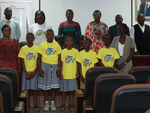 Photo de famille avec l'équipe lauréate